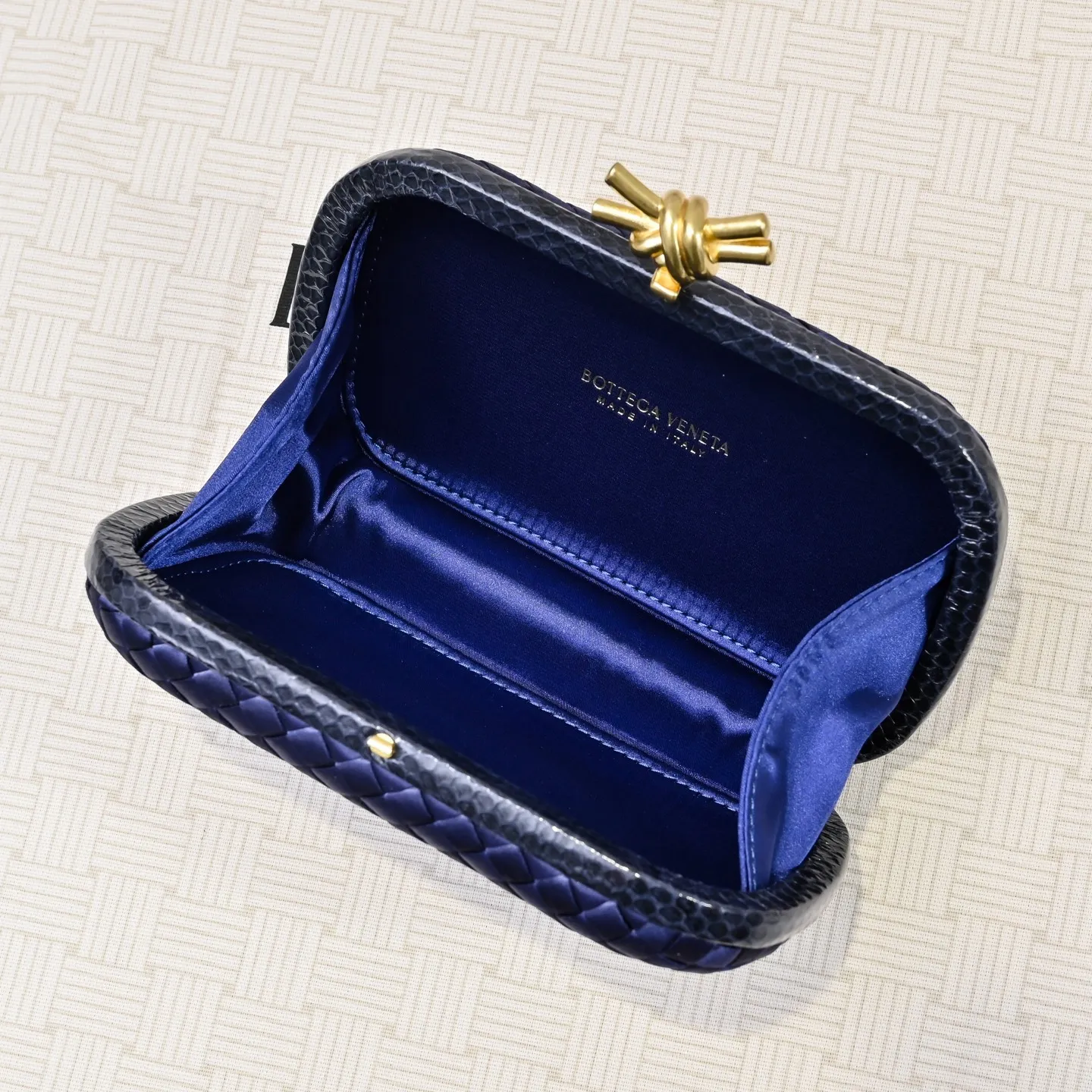 Batch 1460 #BV Knot woven evening bag series ~ Each bag reveals exquisite elegance💫Iconic classic silk weaving➕snake skin trimming with knot buckle, soft and delicate feel. The design is small and exquisite, low-key without logo, elegant and elegant. Paired with evening dress or cheongsam, it has the atmosphere of a famous and wealthy lady. Full of aura and invincible texture💃 Model: 7622 Dimensions: 20x12x5.5